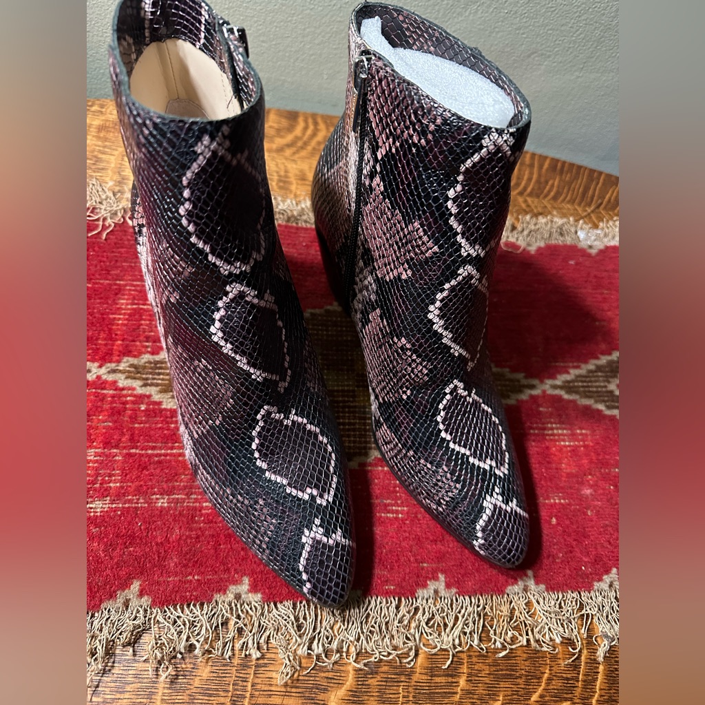 Brand New Vince Camuto 912m BootsMauve Multi Tri Colored Snake Print